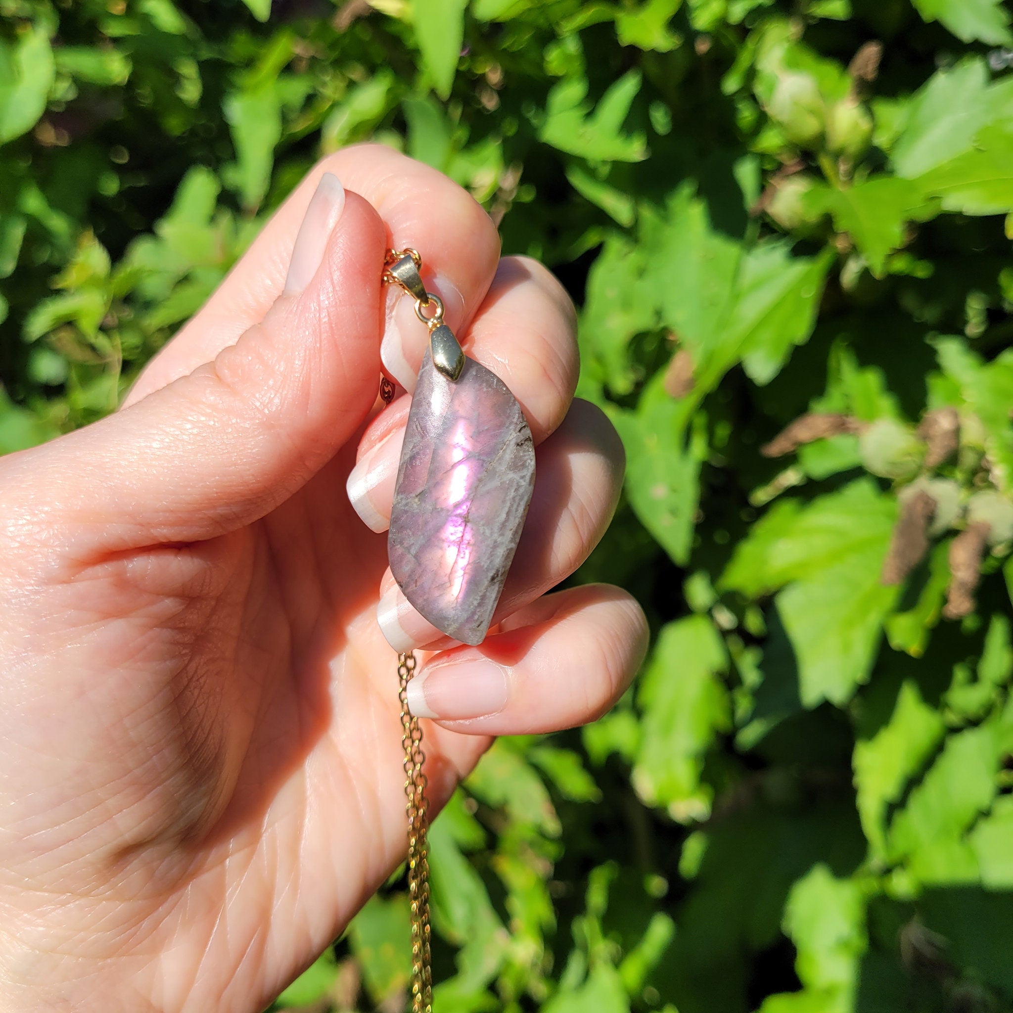 Pendentif en labradorite bélière dorée – 3,6 cm
