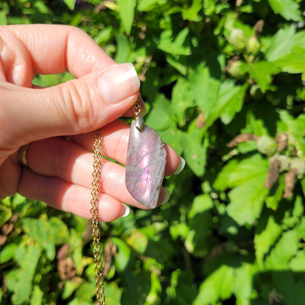 Pendentif en labradorite bélière dorée – 3,6 cm