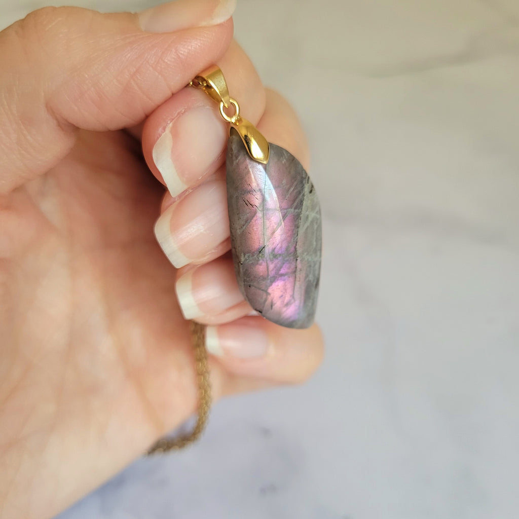 Pendentif en labradorite bélière dorée – 3,6 cm