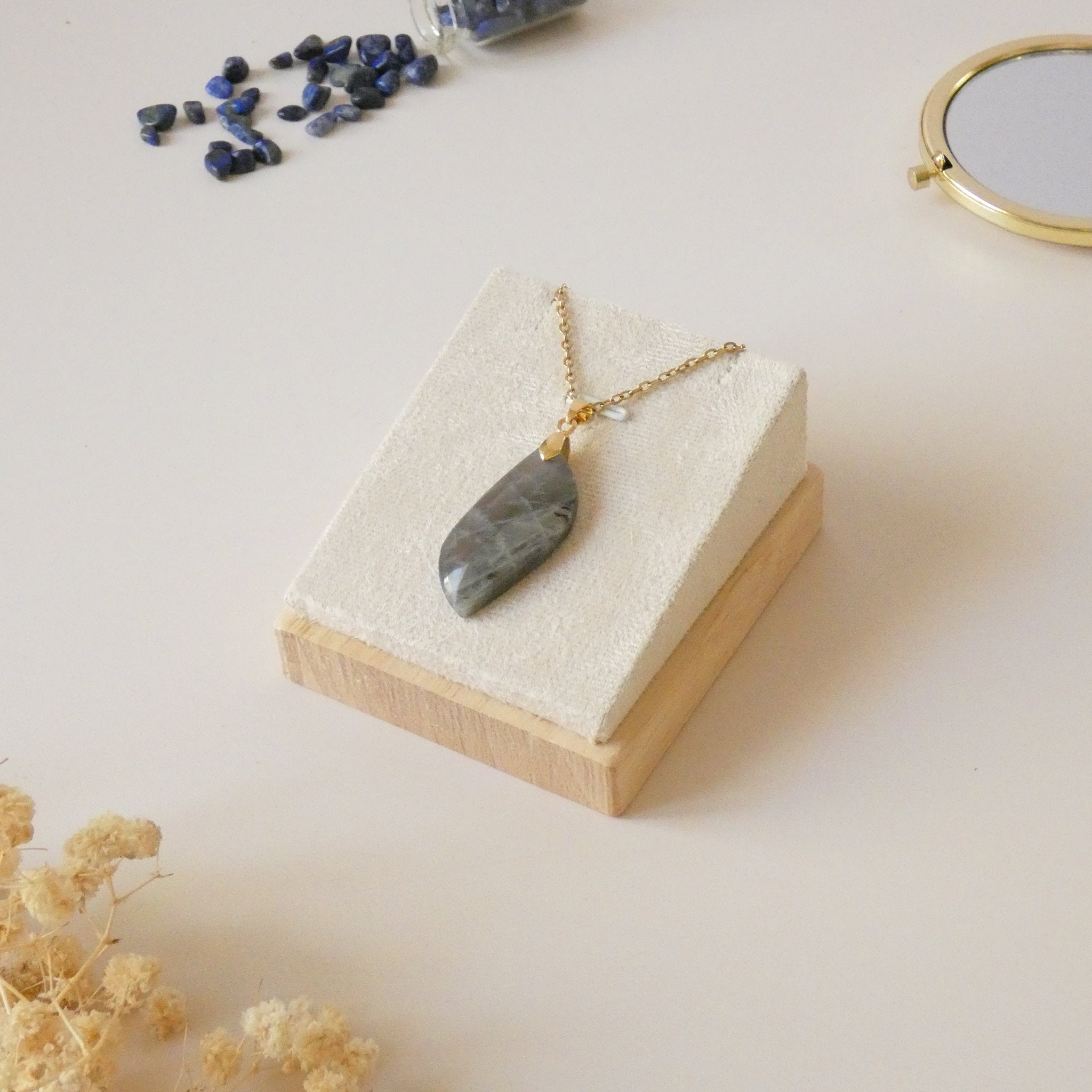 Pendentif en labradorite bélière dorée – 3,6 cm