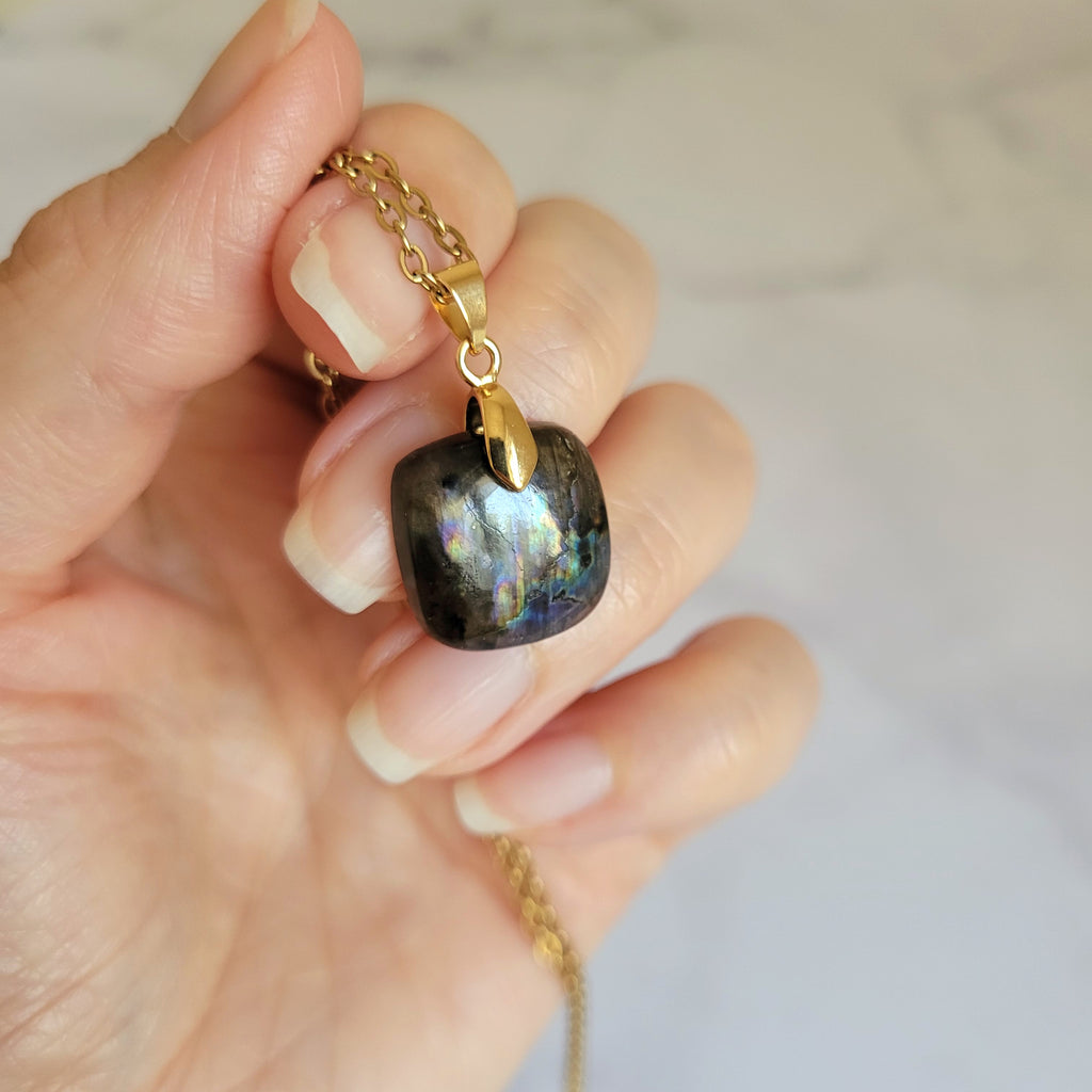 Pendentif en labradorite 1,6 cm bélière dorée