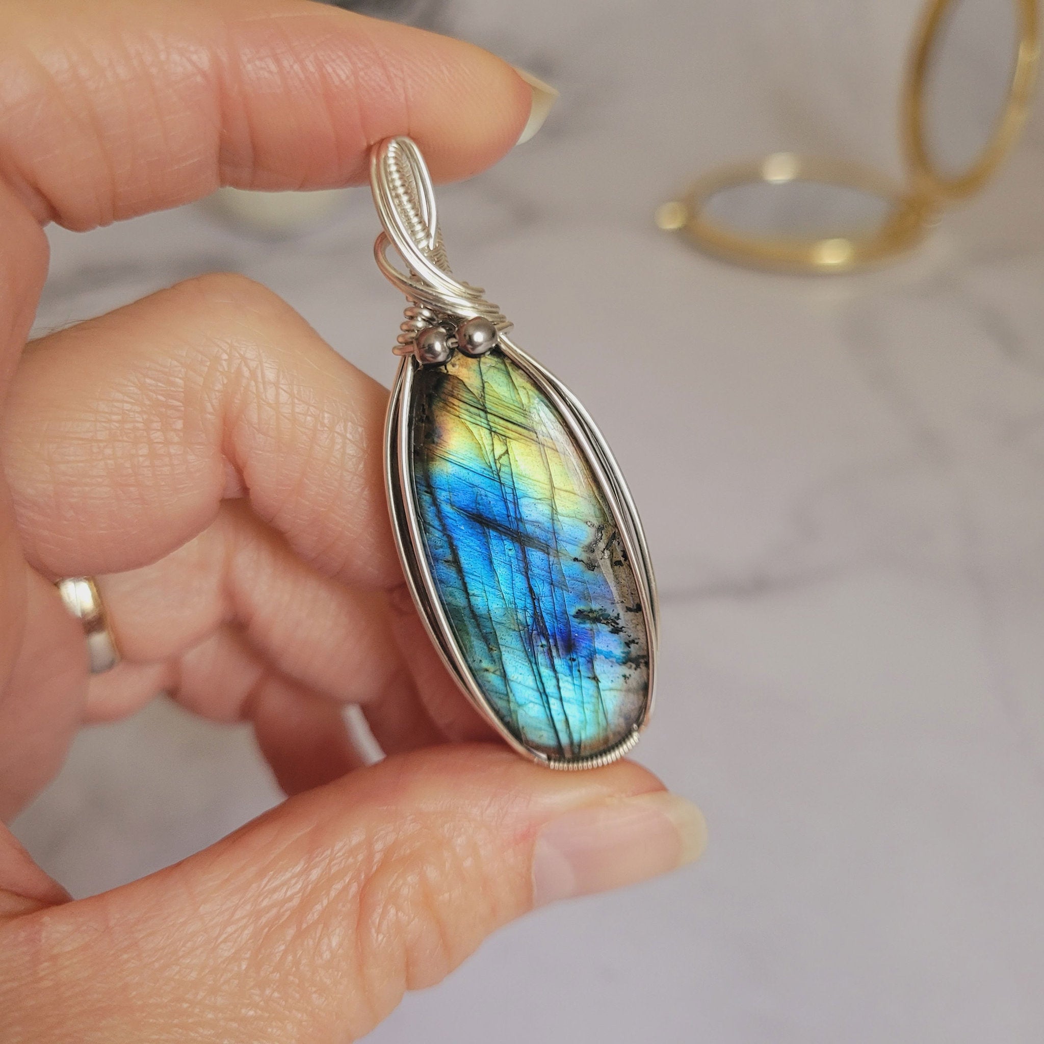 Pendentif en labradorite bleue 5,6 cm bijou artisanal