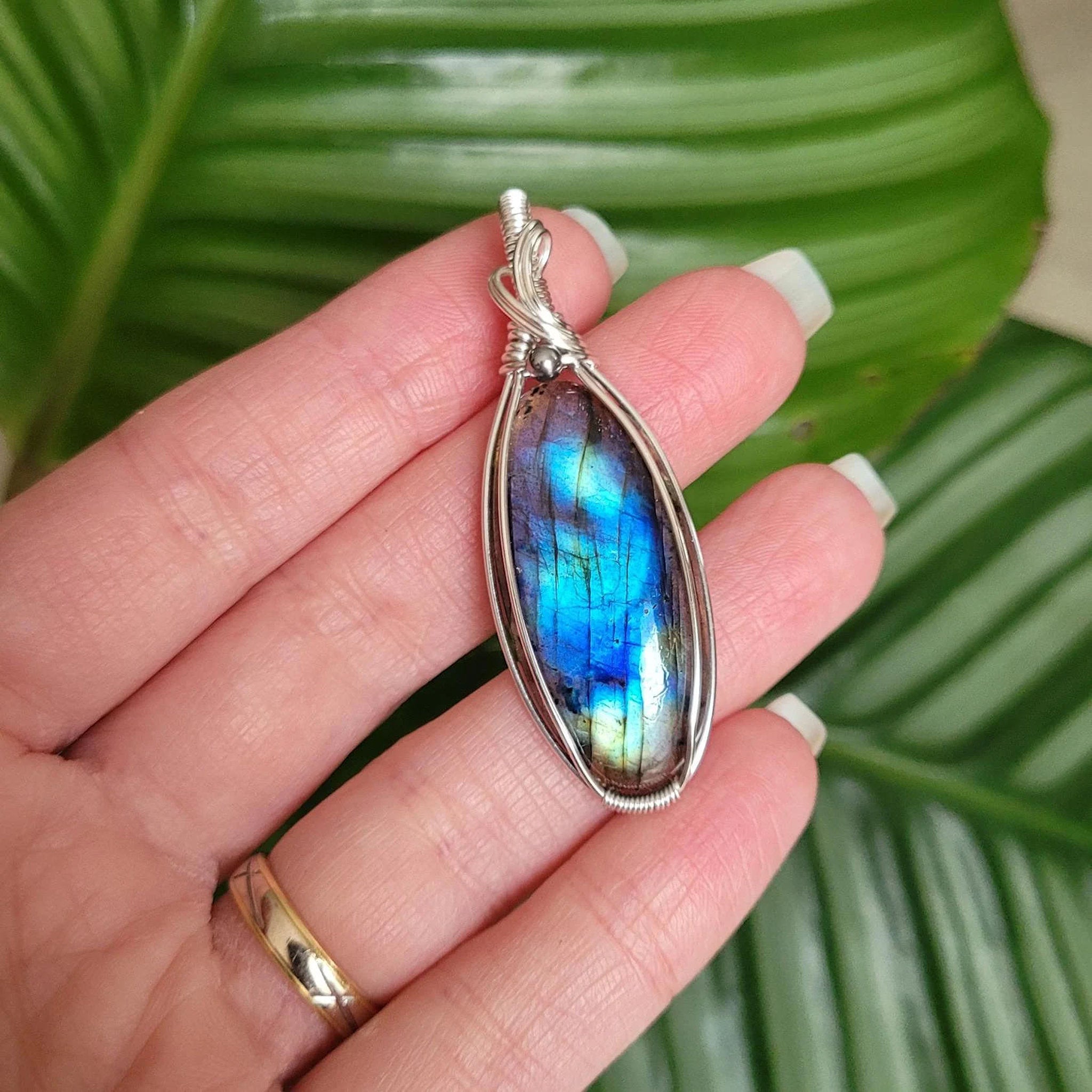 Pendentif en labradorite bleue 5,5 cm bijou artisanal