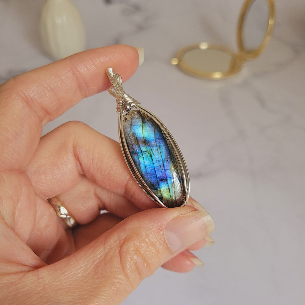 Pendentif en labradorite bleue 5,5 cm bijou artisanal