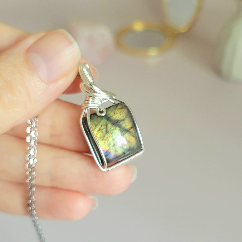 Pendentif en labradorite 3,4 cm bijou artisanal