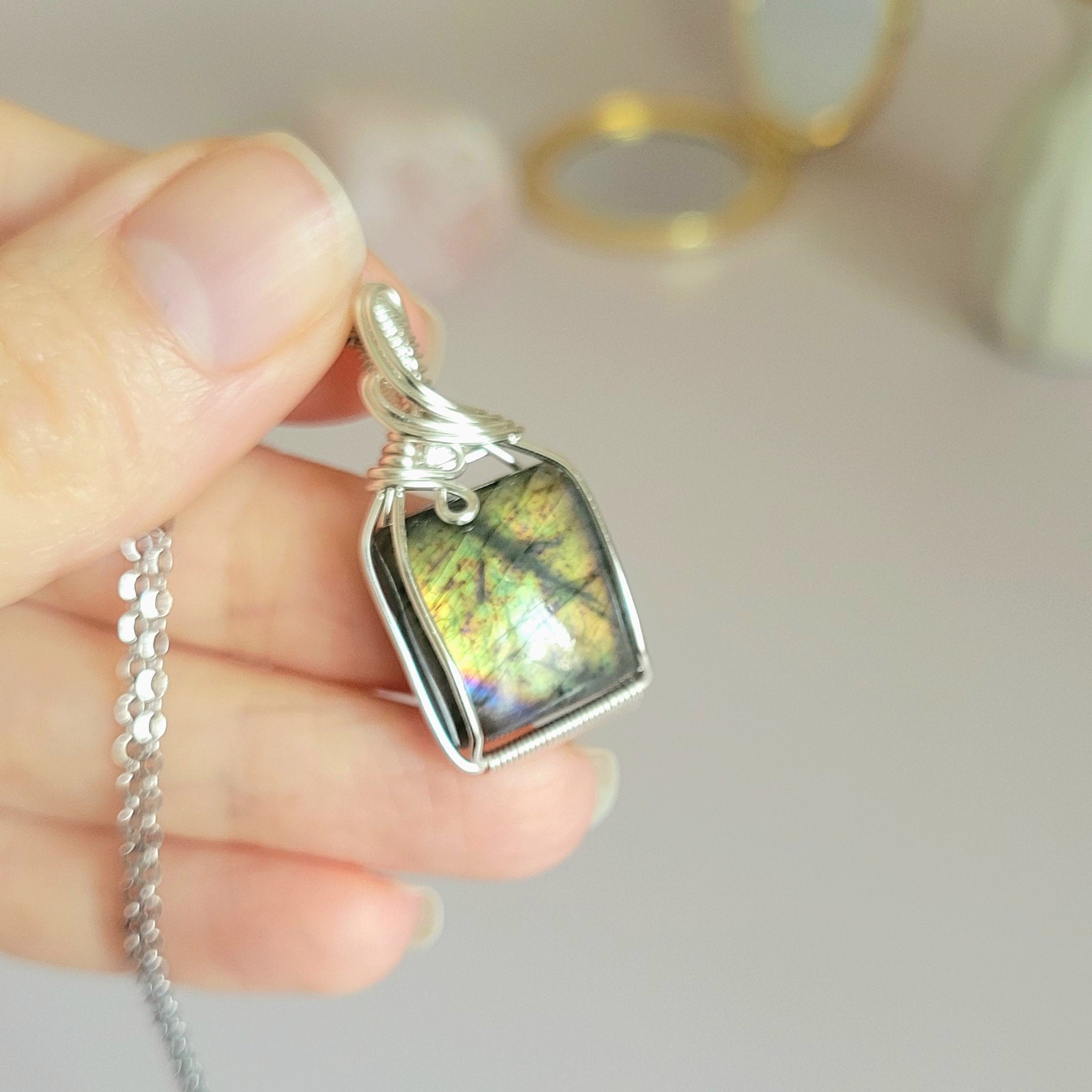 Pendentif en labradorite 3,4 cm bijou artisanal