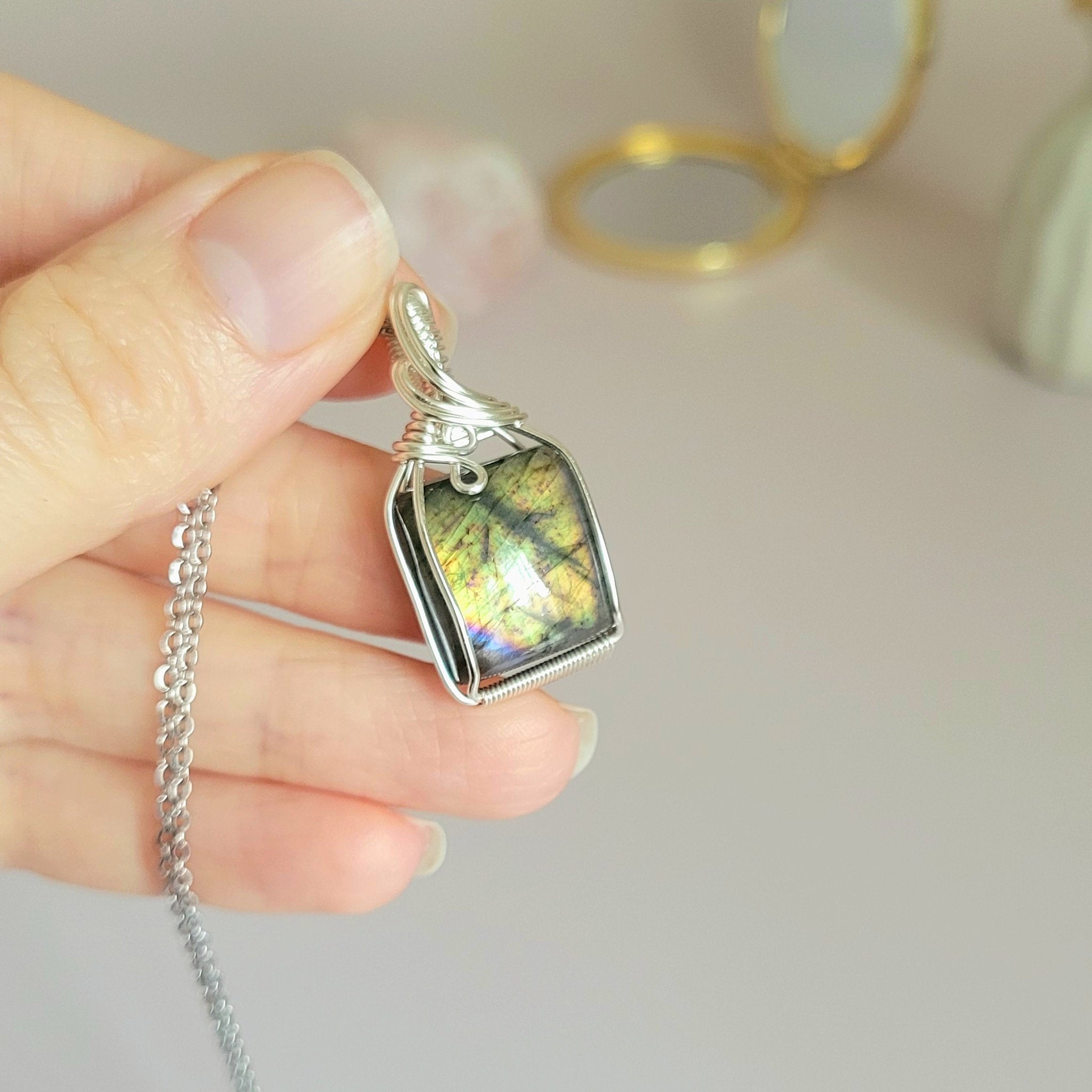 Pendentif en labradorite 3,4 cm bijou artisanal