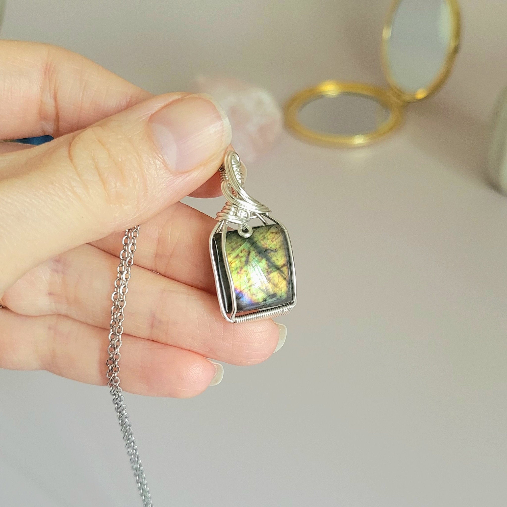 Pendentif en labradorite 3,4 cm bijou artisanal