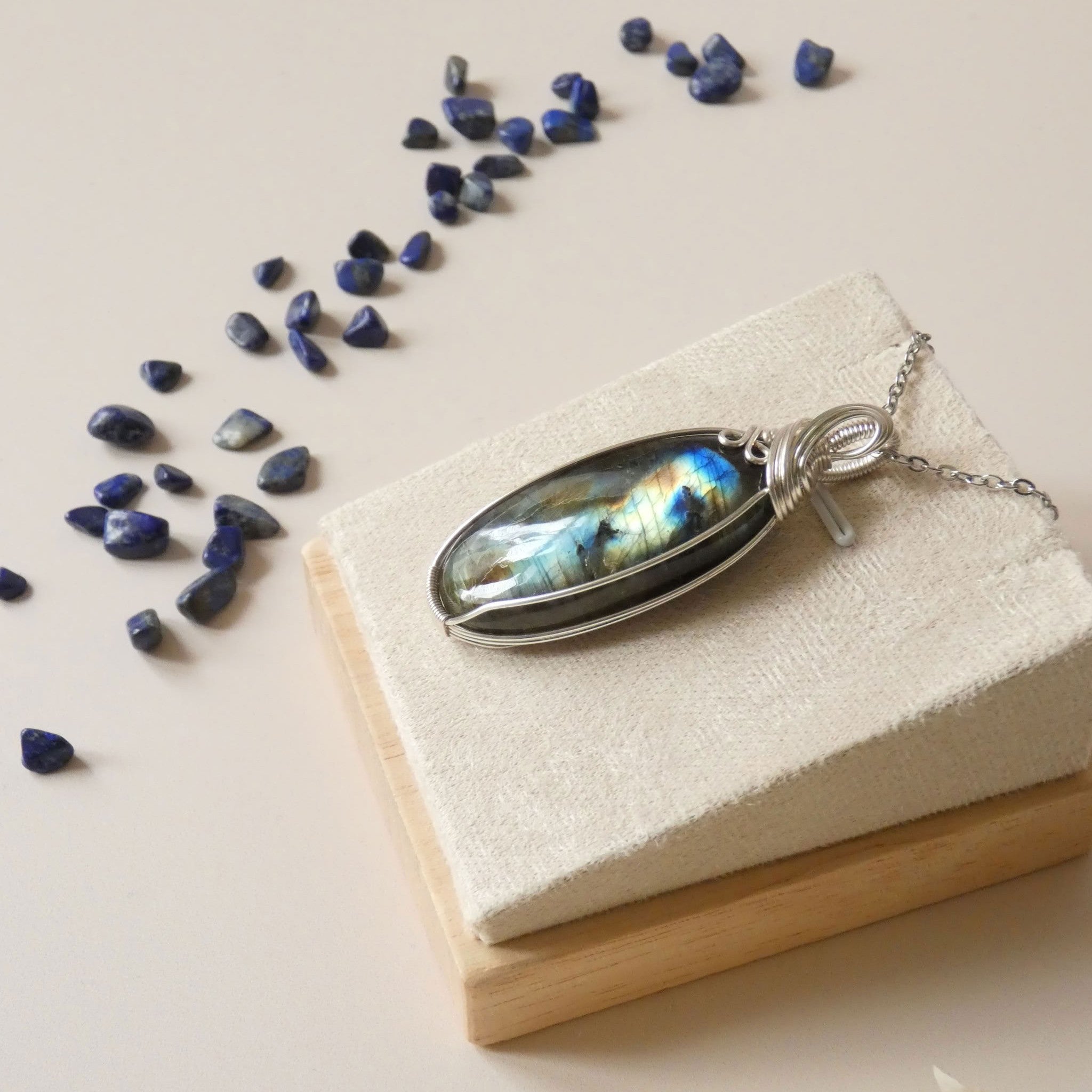 Pendentif en labradorite bleue 5,8 cm bijou artisanal