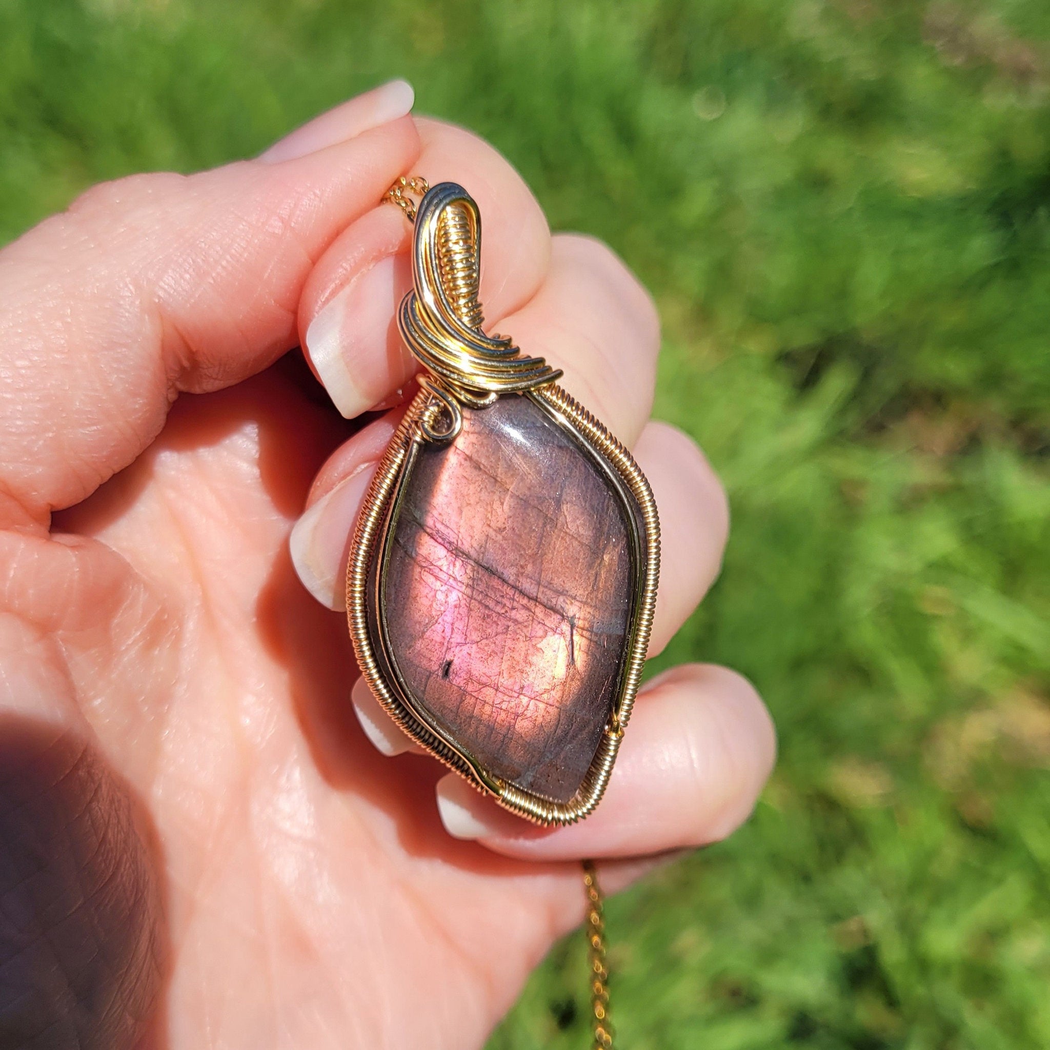 Pendentif en labradorite – 5,2 cm – wire wrapping doré