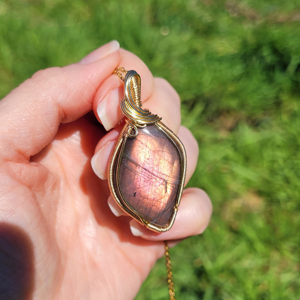 Pendentif en labradorite – 5,2 cm – wire wrapping doré