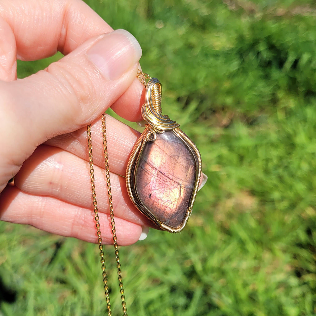 Pendentif en labradorite – 5,2 cm – wire wrapping doré