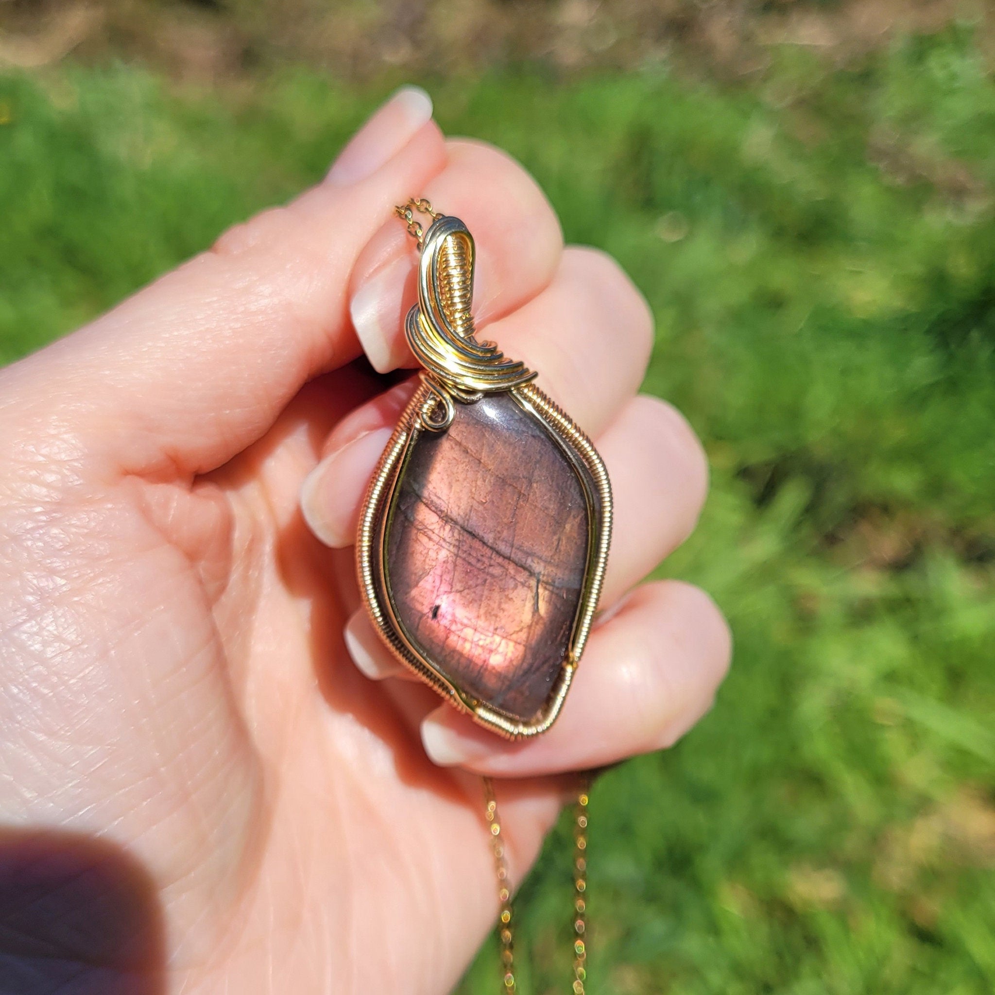 Pendentif en labradorite – 5,2 cm – wire wrapping doré