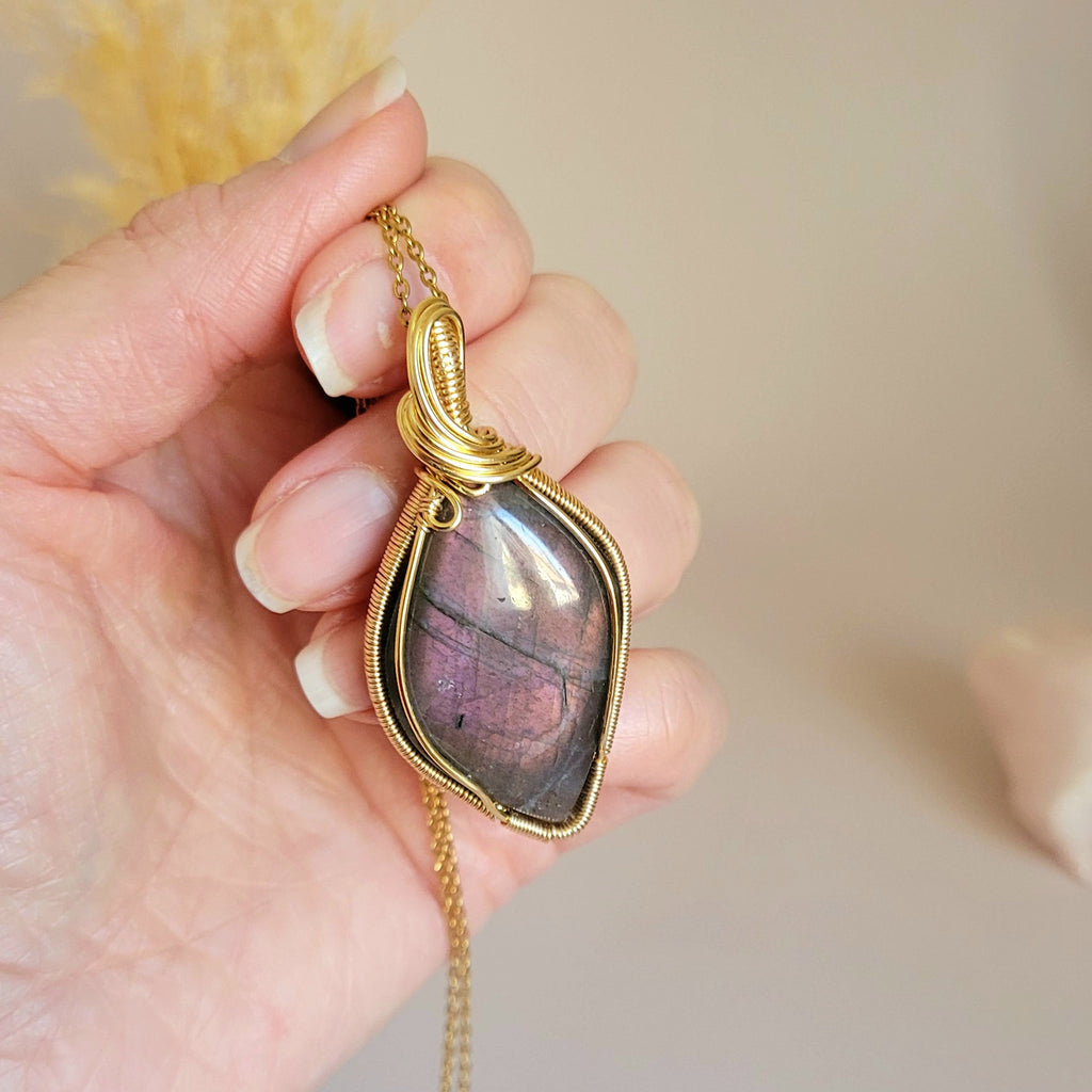 Pendentif en labradorite – 5,2 cm – wire wrapping doré