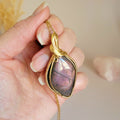 Pendentif en labradorite – 5,2 cm – wire wrapping doré