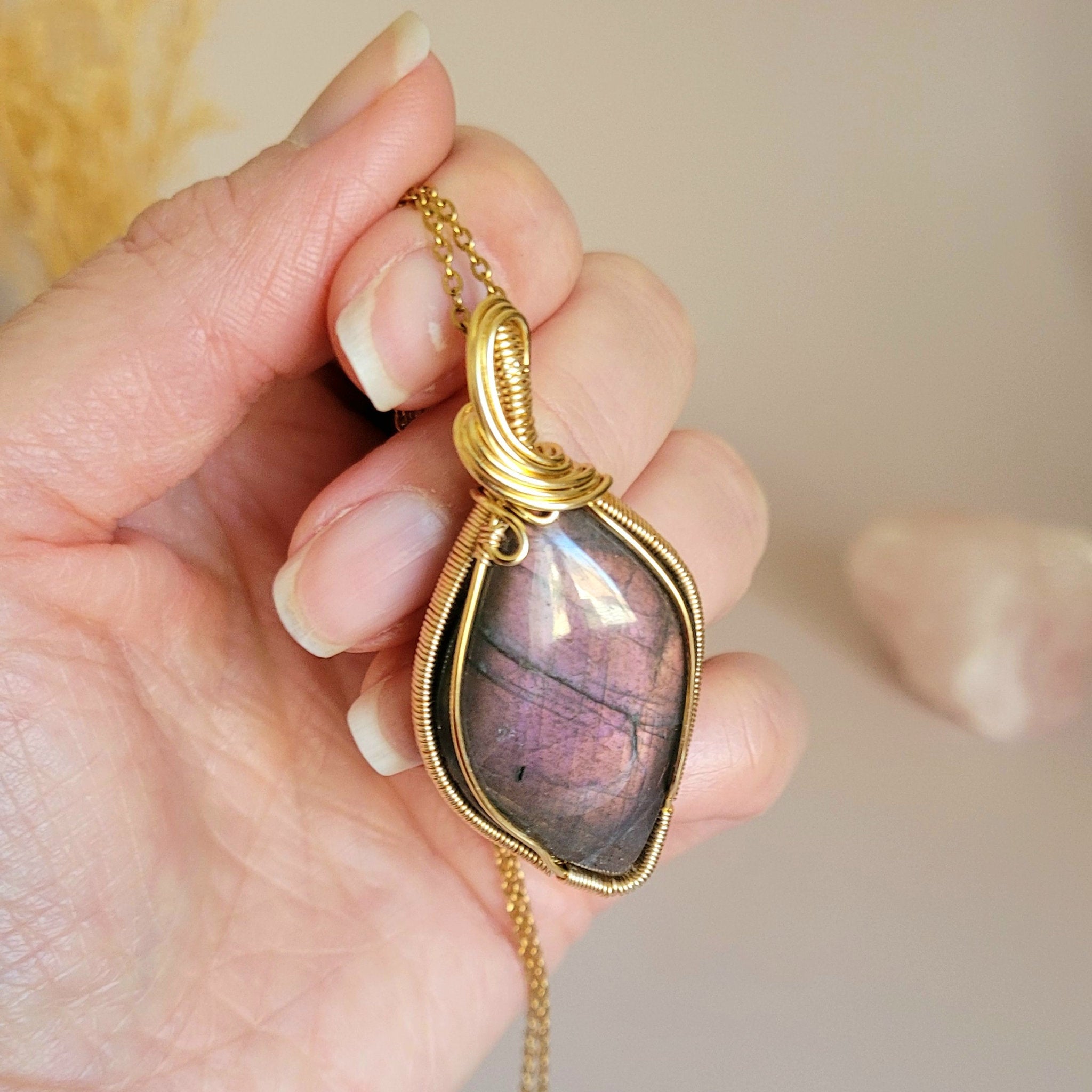 Pendentif en labradorite – 5,2 cm – wire wrapping doré