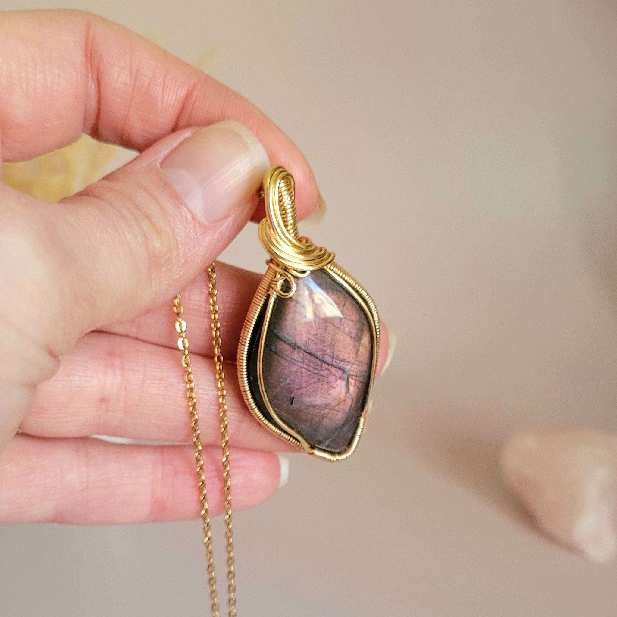 Pendentif en labradorite – 5,2 cm – wire wrapping doré
