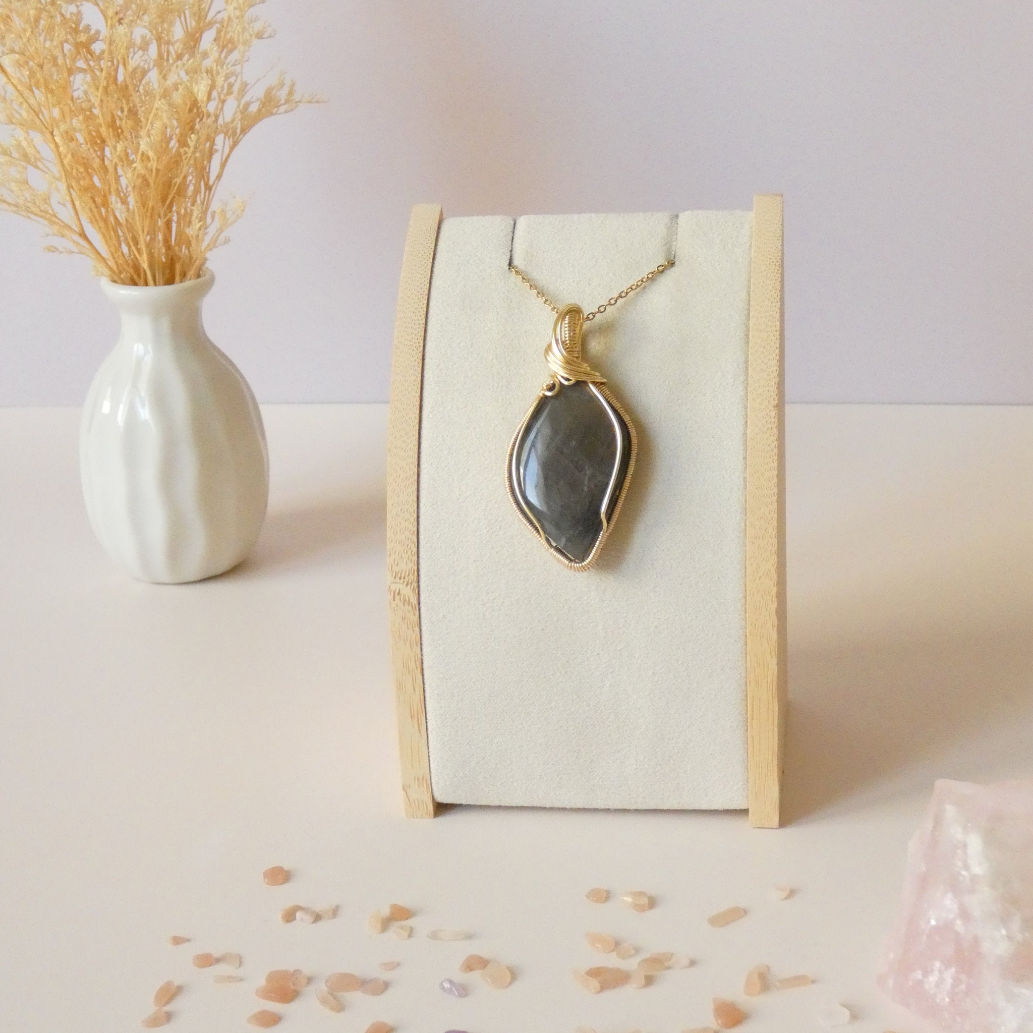 Pendentif en labradorite – 5,2 cm – wire wrapping doré