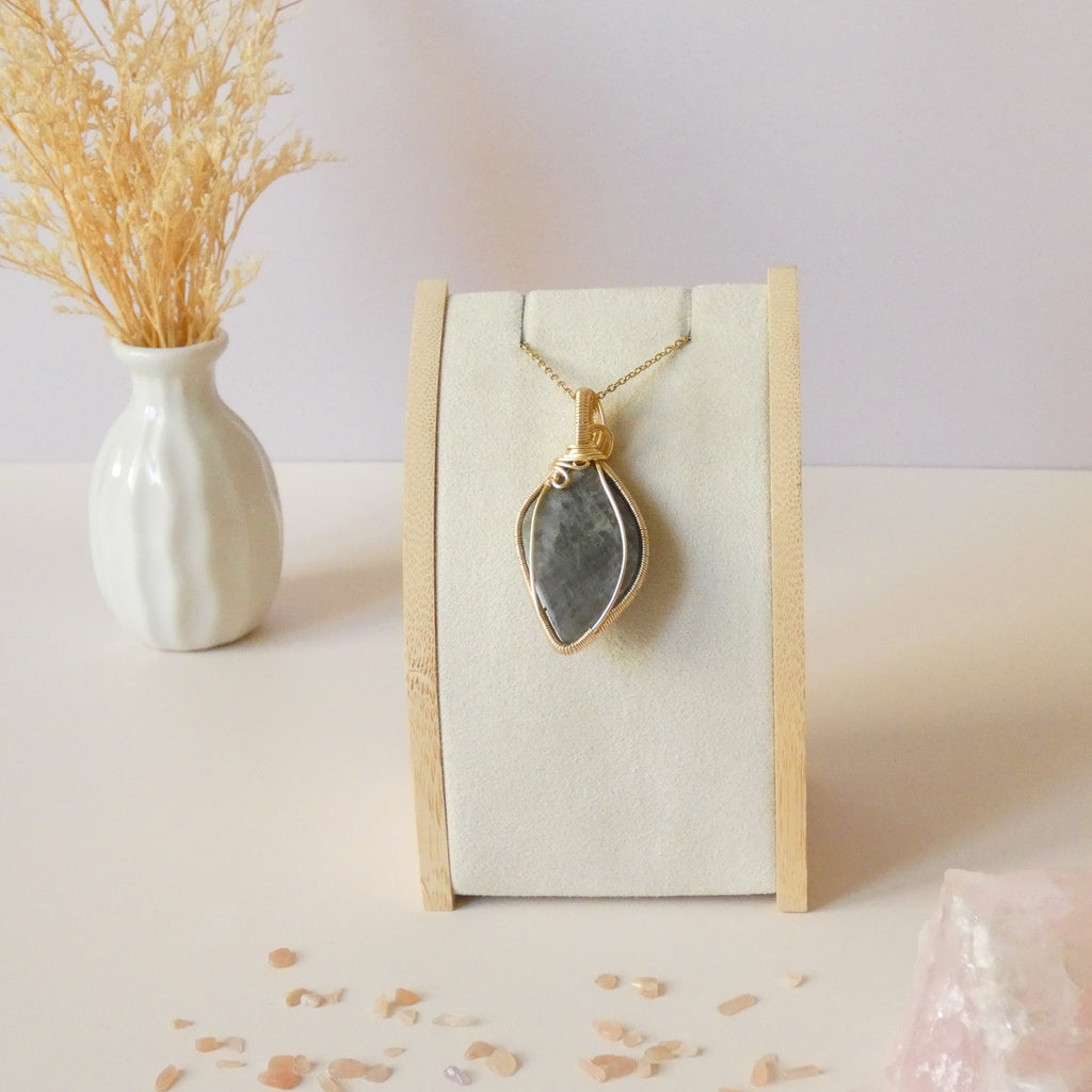 Pendentif en labradorite – 5,2 cm – wire wrapping doré