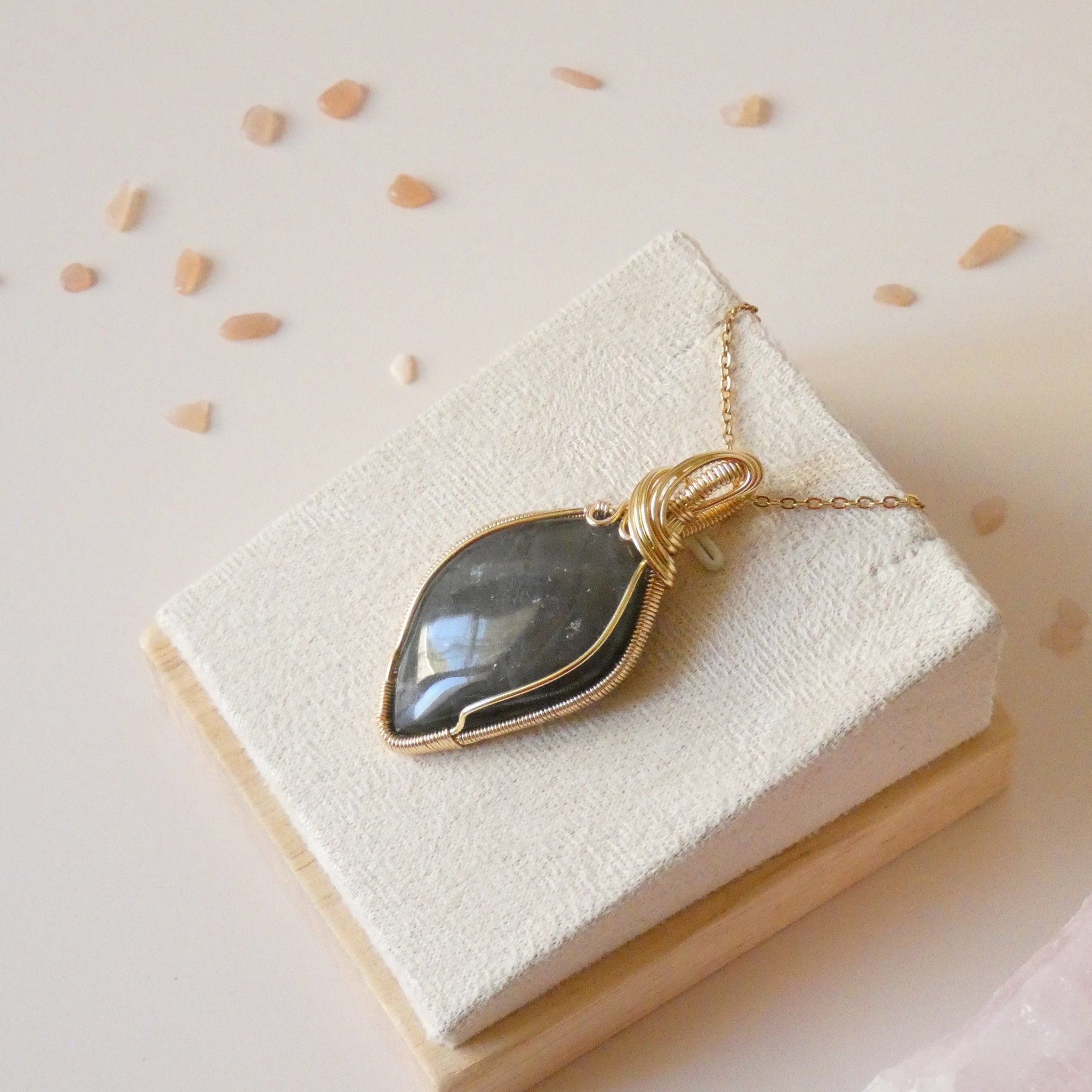 Pendentif en labradorite – 5,2 cm – wire wrapping doré