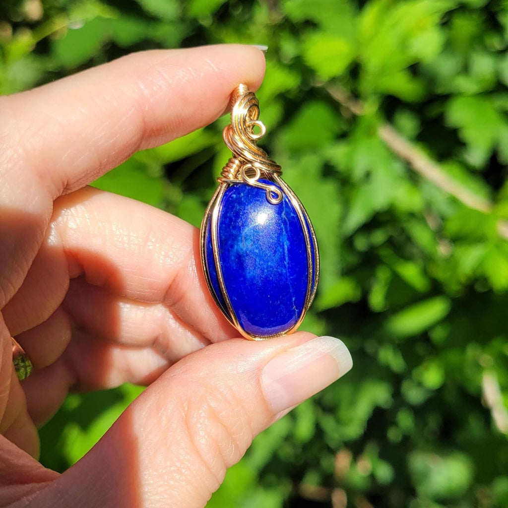 Pendentif en lapis lazuli – bijou artisanal en pierre naturelle – wire wrapping doré