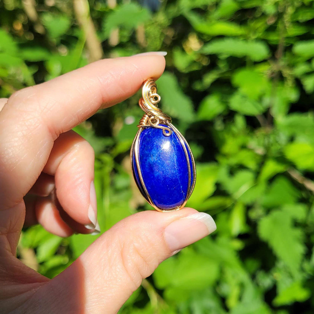 Pendentif en lapis lazuli – bijou artisanal en pierre naturelle – wire wrapping doré