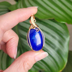 Pendentif en lapis lazuli – bijou artisanal en pierre naturelle – wire wrapping doré