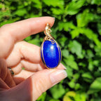 Pendentif en lapis lazuli – bijou artisanal en pierre naturelle – wire wrapping doré
