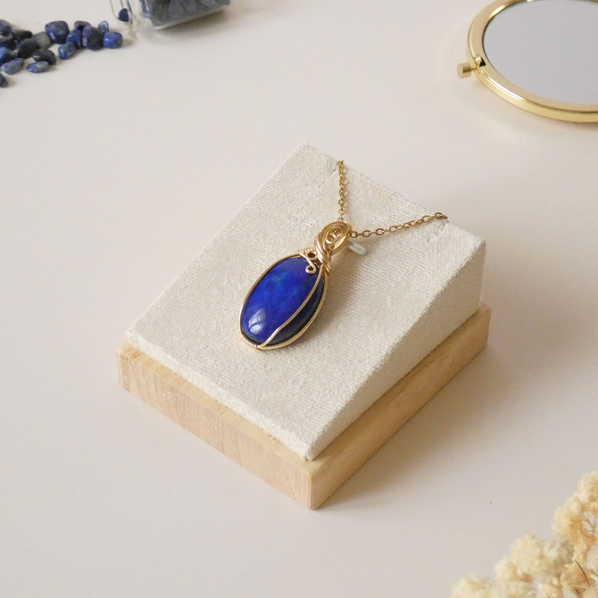 Pendentif en lapis lazuli – bijou artisanal en pierre naturelle – wire wrapping doré