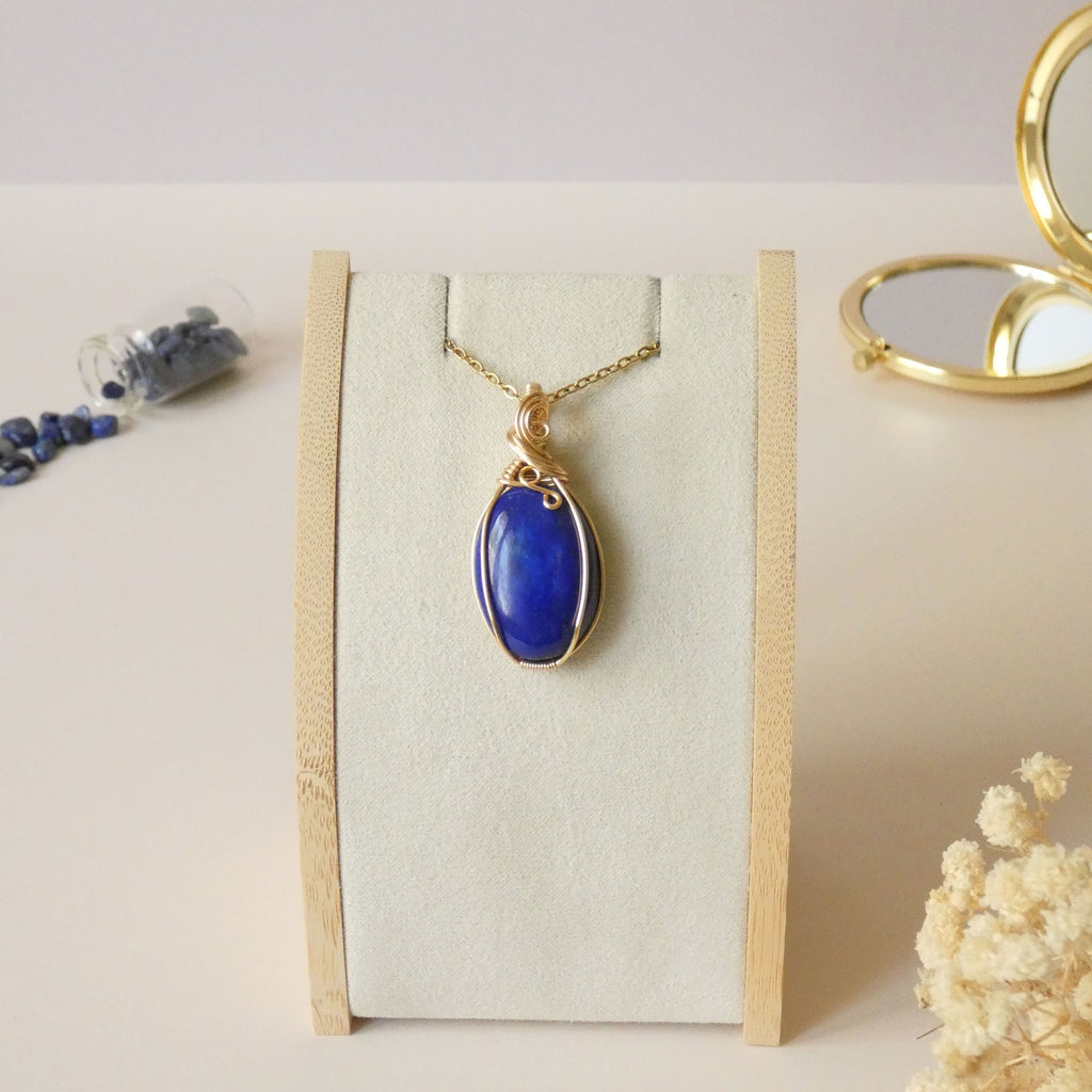 Pendentif en lapis lazuli – bijou artisanal en pierre naturelle – wire wrapping doré