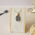 Pendentif en lapis lazuli – bijou artisanal en pierre naturelle – wire wrapping doré