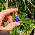 Pendentif en lapis lazuli d'Afghanistan – bijou artisanal en pierre naturelle – wire wrapping doré