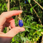 Pendentif en lapis lazuli d'Afghanistan – bijou artisanal en pierre naturelle – wire wrapping doré