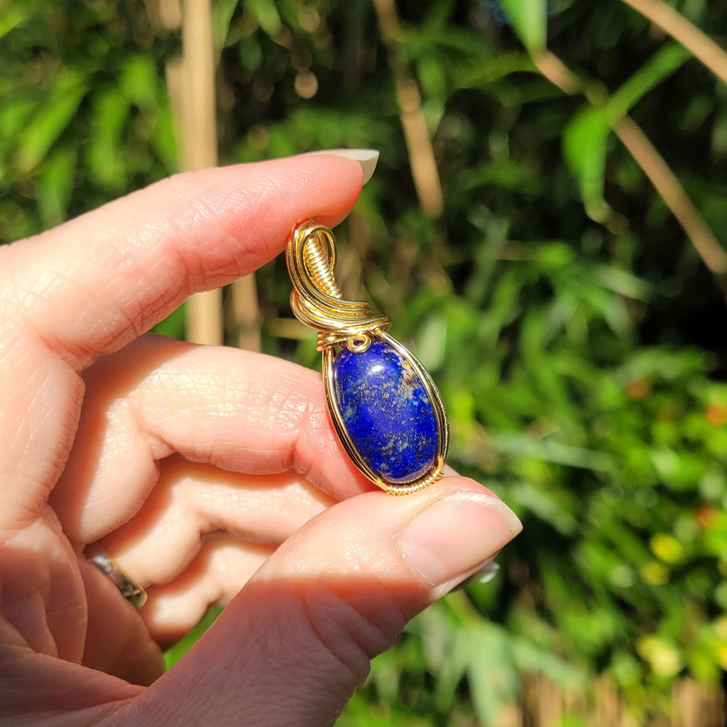 Pendentif en lapis lazuli d'Afghanistan – bijou artisanal en pierre naturelle – wire wrapping doré