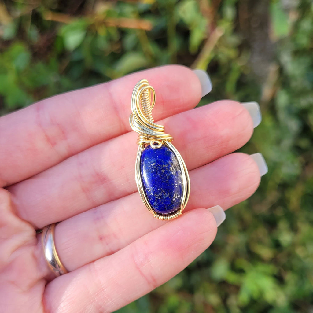Pendentif en lapis lazuli d'Afghanistan – bijou artisanal en pierre naturelle – wire wrapping doré
