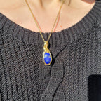 Pendentif en lapis lazuli d'Afghanistan – bijou artisanal en pierre naturelle – wire wrapping doré