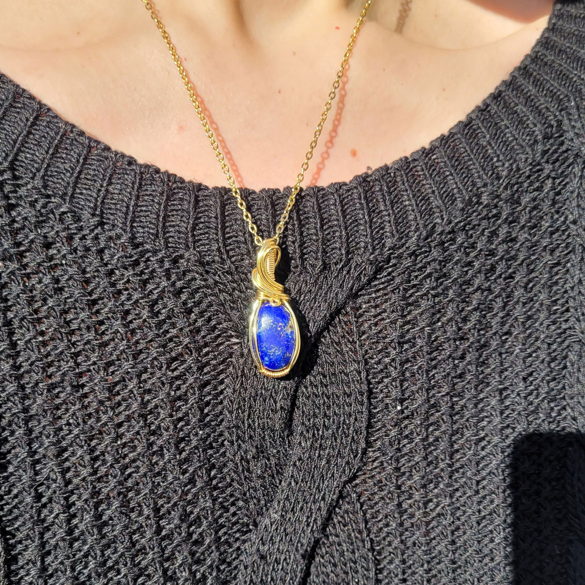 Pendentif en lapis lazuli d'Afghanistan – bijou artisanal en pierre naturelle – wire wrapping doré