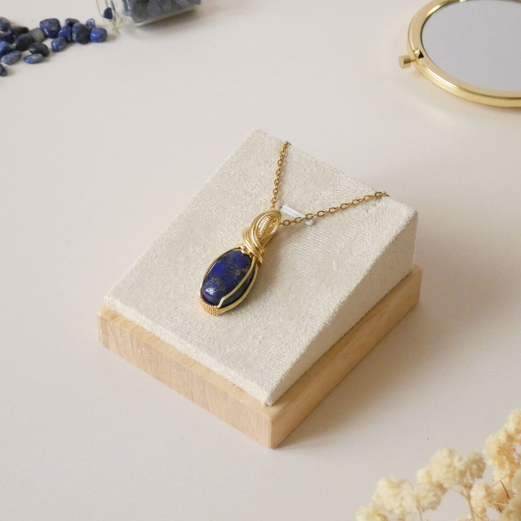 Pendentif en lapis lazuli d'Afghanistan – bijou artisanal en pierre naturelle – wire wrapping doré
