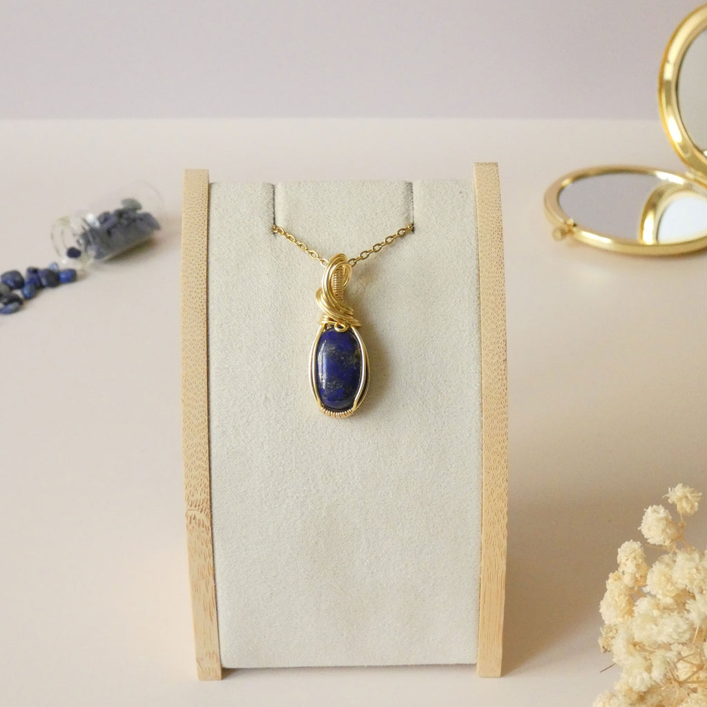 Pendentif en lapis lazuli d'Afghanistan – bijou artisanal en pierre naturelle – wire wrapping doré