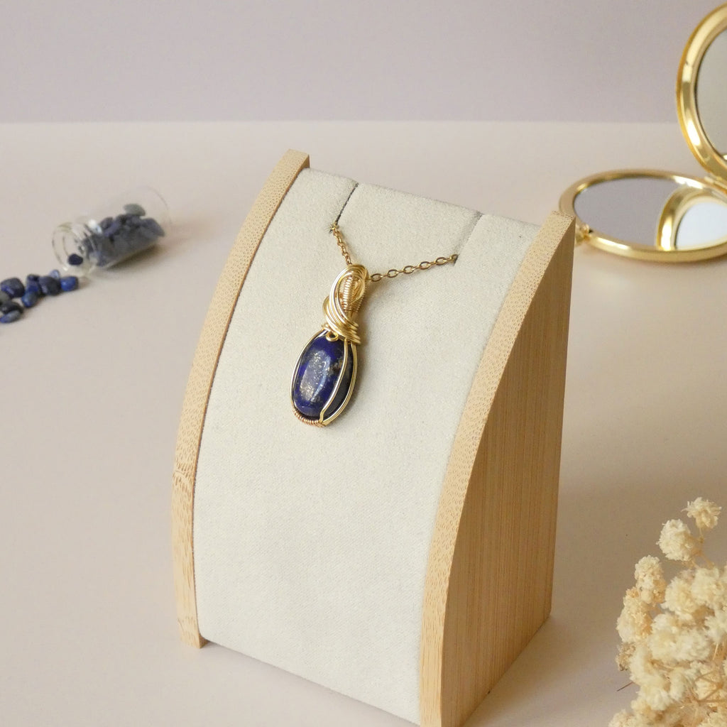 Pendentif en lapis lazuli d'Afghanistan – bijou artisanal en pierre naturelle – wire wrapping doré