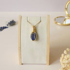 Pendentif en lapis lazuli d'Afghanistan – bijou artisanal en pierre naturelle – wire wrapping doré