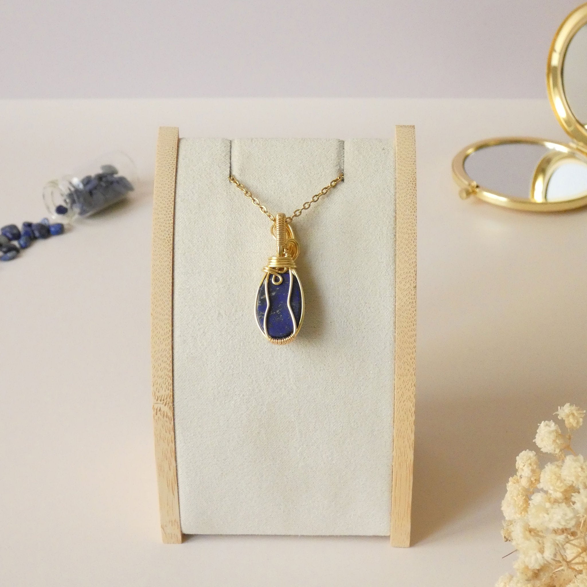 Pendentif en lapis lazuli d'Afghanistan – bijou artisanal en pierre naturelle – wire wrapping doré