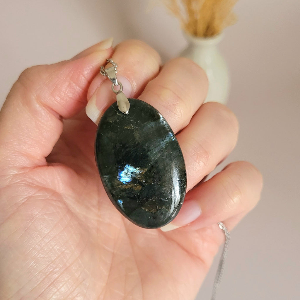 Pendentif en larvikite bélière argentée – 4 cm - Bijou artisanal pierre naturelle
