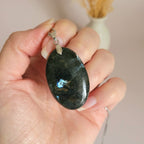 Pendentif en larvikite bélière argentée – 4 cm - Bijou artisanal pierre naturelle