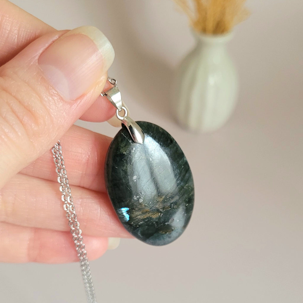 Pendentif en larvikite bélière argentée – 4 cm - Bijou artisanal pierre naturelle