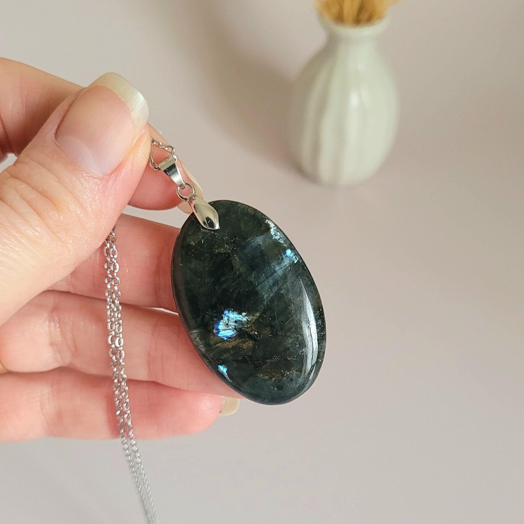 Pendentif en larvikite bélière argentée – 4 cm - Bijou artisanal pierre naturelle