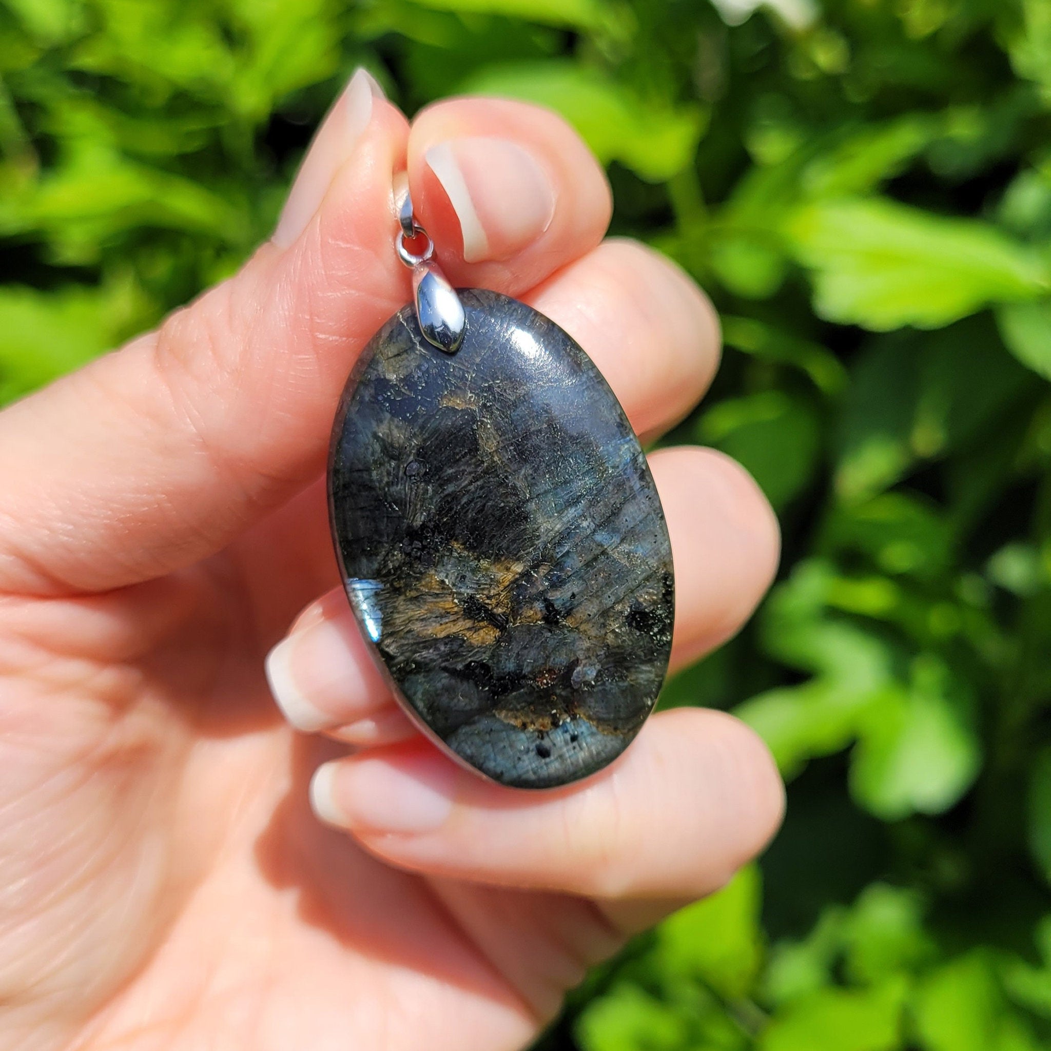 Pendentif en larvikite bélière argentée – 4 cm - Bijou artisanal pierre naturelle