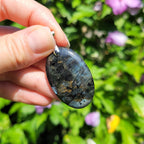Pendentif en larvikite bélière argentée – 4 cm - Bijou artisanal pierre naturelle