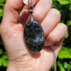 Pendentif en larvikite bélière argentée – 4 cm - Bijou artisanal pierre naturelle