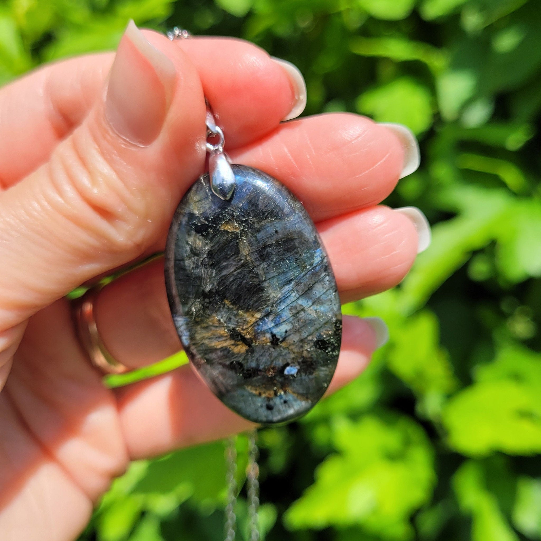 Pendentif en larvikite bélière argentée – 4 cm - Bijou artisanal pierre naturelle